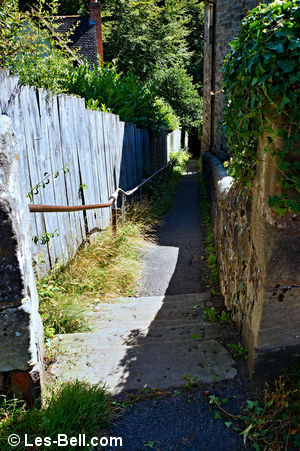 Narrow path down from Hillside Road